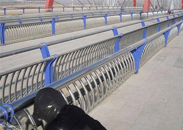 内蒙古不锈钢复合管护栏一种安全而耐用的防护解决方案